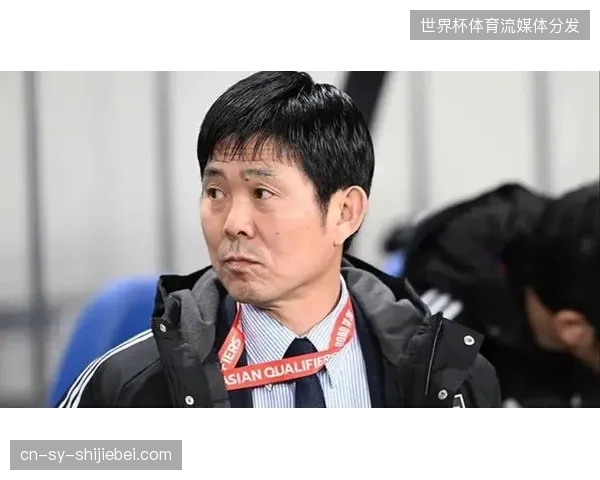 森保一治下的日本队强调高位逼抢，三笘薰和久保建英的边路突击是核心战术